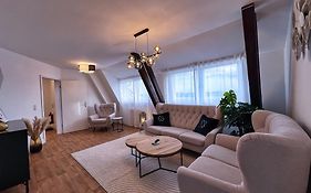 Helle großzügige Dachgeschoss Wohnung I Parkplatz I Schloss Blick #Cosiness Company